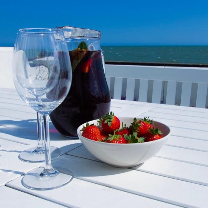Beach View, 4 Bedroom House Opposite The Sea! Sleeps 10 Sandgate Exterior foto