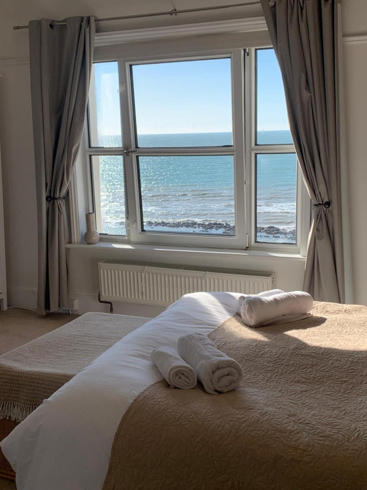 Beach View, 4 Bedroom House Opposite The Sea! Sleeps 10 Sandgate Exterior foto